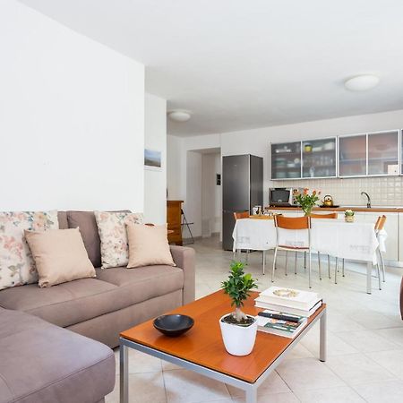 Spacious 3-Bedroom Apartment With Courtyard In Tempio Pausania - Perfect For Families Ngoại thất bức ảnh