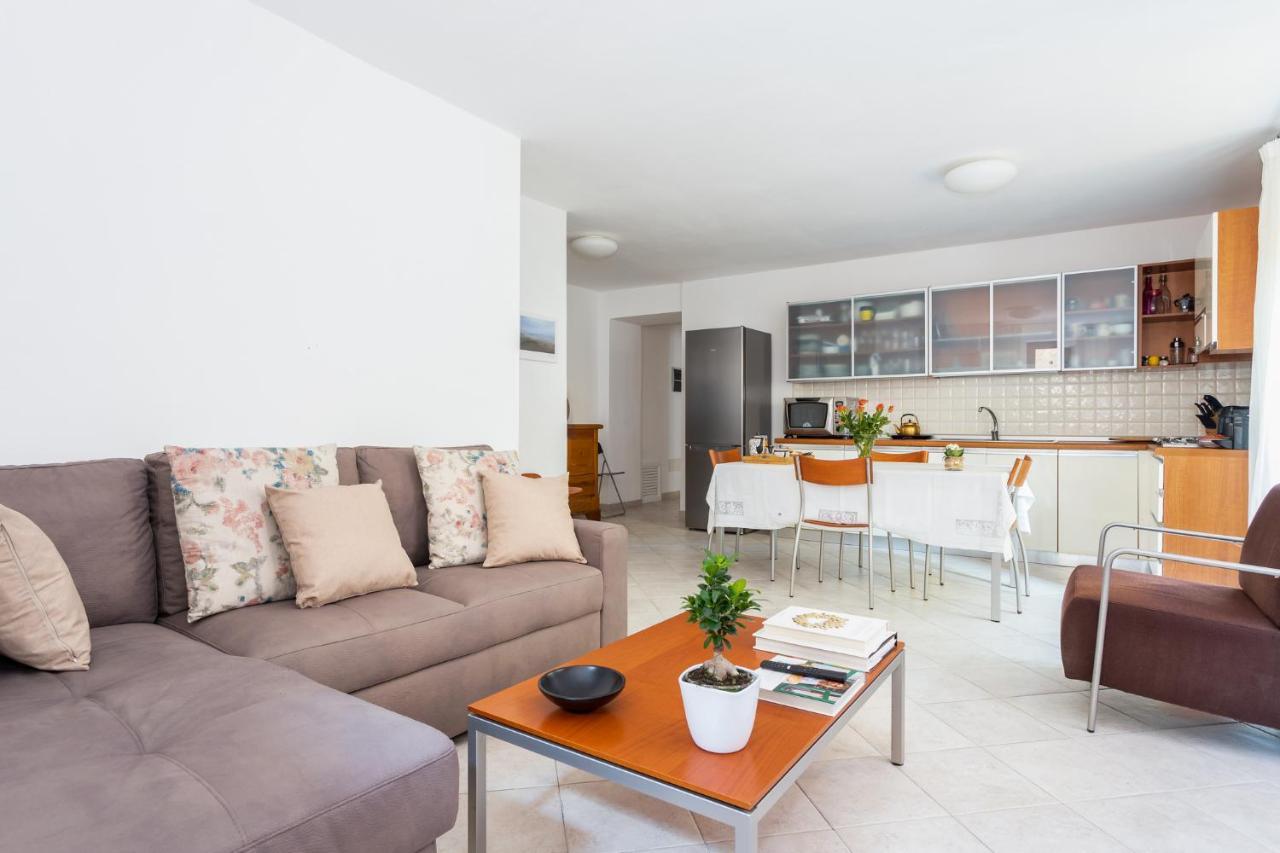 Spacious 3-Bedroom Apartment With Courtyard In Tempio Pausania - Perfect For Families Ngoại thất bức ảnh