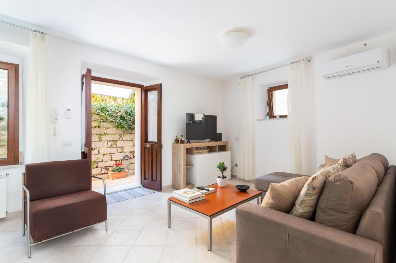 Spacious 3-Bedroom Apartment With Courtyard In Tempio Pausania - Perfect For Families Ngoại thất bức ảnh