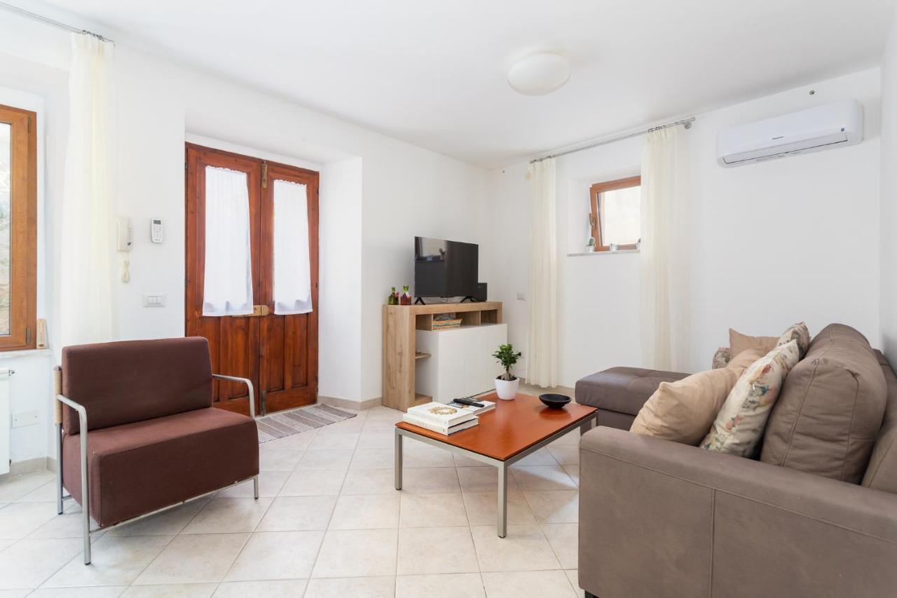 Spacious 3-Bedroom Apartment With Courtyard In Tempio Pausania - Perfect For Families Ngoại thất bức ảnh